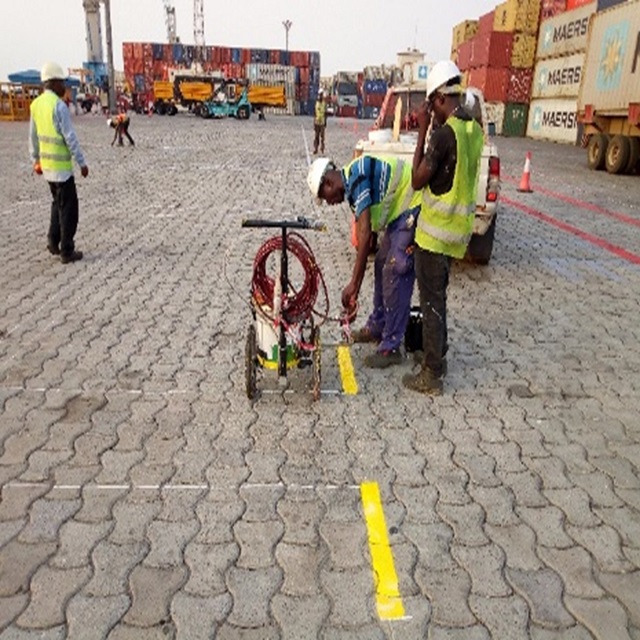 Signalisation horizontale des zones pavée et bicouche Conakry Terminal, Bolloré